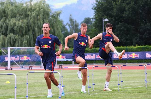 RB Leipzig - Italien Trainingslager Bruneck, 20.07.2023, Sportpark Reiperting Reischach, Fussball, RB Leipzig (GER Bundesliga) - Trainingslager in Südtirol Italien , Im Bild v.l.: Yussuf Poulsen, Dani Olmo und Josko Gvardiol ,