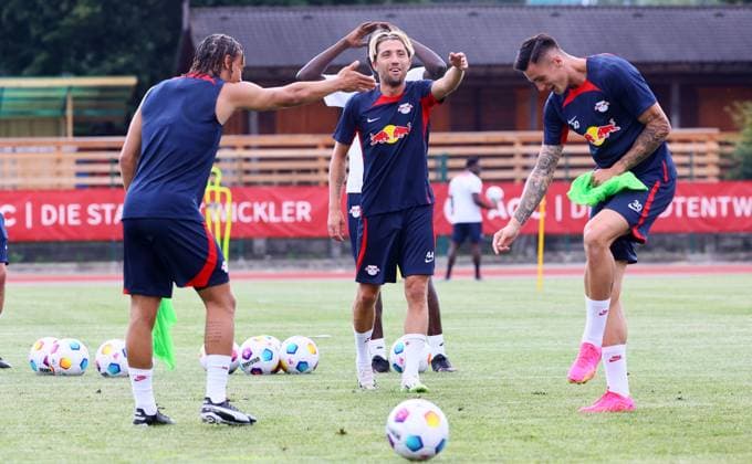 RB Leipzig - Italien Trainingslager Bruneck, 20.07.2023, Sportpark Reiperting Reischach, Fussball, RB Leipzig (GER Bundesliga) - Trainingslager in Südtirol Italien , Im Bild v.l.: Xavi Simons, Kevin Kampl und Benjamin Sesko ,