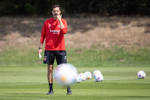 Training Eintracht Frankfurt Cheftrainer Dino Toppmöller (Eintracht Frankfurt). Training von Eintracht Frankfurt am 20. Juli 2023 im Deutsche Bank Park in Frankfurt am Main. - Nach Vorgaben der DFL, Deutsche Fußball Liga, ist es untersagt, in dem Stadion und oder vom Spiel angefertigte Fotoaufnahmen in Form von Sequenzbildern und oder videoähnlichen Fotostrecken zu verwerten bzw. verwerten zu lassen., Frankfurt am Main Hessen Deutschland Deutsche Bank Park
