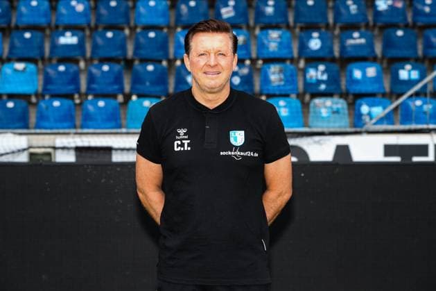 Trainer Christian Titz, 1. FC Magdeburg - 2. Fussball Bundesliga Portraittermin 2023 2024 offizieller Fototermin 1. FC Magdeburg in der MDCC Arena in Magdeburg - Porträt, Portrait,Einzelbild,Deutschland, Fussball, Maenner,GER,20.07.2023