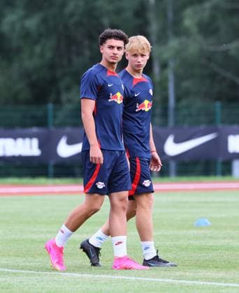 RB Leipzig - Italien Trainingslager Bruneck, 20.07.2023, Sportpark Reiperting Reischach, Fussball, RB Leipzig (GER Bundesliga) - Trainingslager in Südtirol Italien , Im Bild v.l.: Aris Bayindir und Lenny Hennig ,