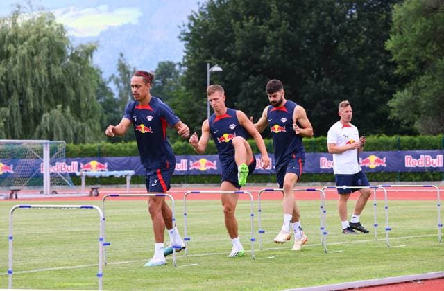 RB Leipzig - Italien Trainingslager Bruneck, 20.07.2023, Sportpark Reiperting Reischach, Fussball, RB Leipzig (GER Bundesliga) - Trainingslager in Südtirol Italien , Im Bild v.l.: Yussuf Poulsen, Dani Olmo und Josko Gvardiol ,
