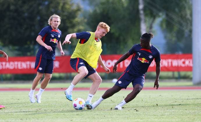 RB Leipzig - Italien Trainingslager Bruneck, 20.07.2023, Sportpark Reiperting Reischach, Fussball, RB Leipzig (GER Bundesliga) - Trainingslager in Südtirol Italien , Im Bild v.l.: Nicolas Seiwald (13, RB Leipzig) und Amadou Haidara (8, RB Leipzig) ,