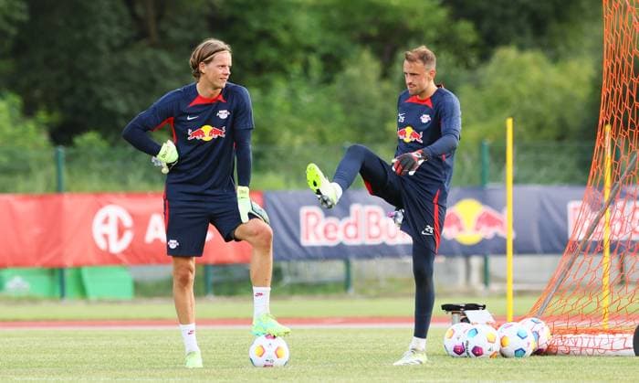 RB Leipzig - Italien Trainingslager Bruneck, 20.07.2023, Sportpark Reiperting Reischach, Fussball, RB Leipzig (GER Bundesliga) - Trainingslager in Südtirol Italien , Im Bild v.l.: Torwart Örjan Nyland und Torwart Leopold Zingerle , *** RB Leipzig Italy training camp Bruneck, 20 07 2023, Sportpark Reiperting Reischach, Football, RB Leipzig GER Bundesliga training camp in South Tyrol Italy , In picture f l goalkeeper Örjan Nyland and goalkeeper Leopold Zingerle , Picture Point