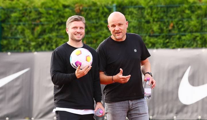 RB Leipzig - Italien Trainingslager Bruneck, 20.07.2023, Sportpark Reiperting Reischach, Fussball, RB Leipzig (GER Bundesliga) - Trainingslager in Südtirol Italien , Im Bild v.l.: Felix Krüger, RB Sportkoordinator und Rouven Schröder Schroeder (RB Sportdirektor) ,