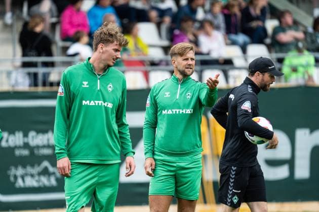1.FBL, Werder Bremen Trainingslager Tag 02 21.07.2023, Parkstadion, Zell am Ziller, 1.FBL, Werder Bremen Trainingslager Tag 02 Im Bild: Nick Woltemade (Werder Bremen 29); und Niclas Füllkrug Fuellkrug (Werder Bremen 11); zeigt was an