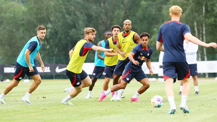 RB Leipzig - Italien Trainingslager Bruneck, 21.07.2023, Sportpark Reiperting Reischach, Fussball, RB Leipzig (GER Bundesliga) - Trainingslager in Südtirol Italien , Im Bild v.l.: Christoph Baumgartner, Timo Werner, Fabio Carvalho ,