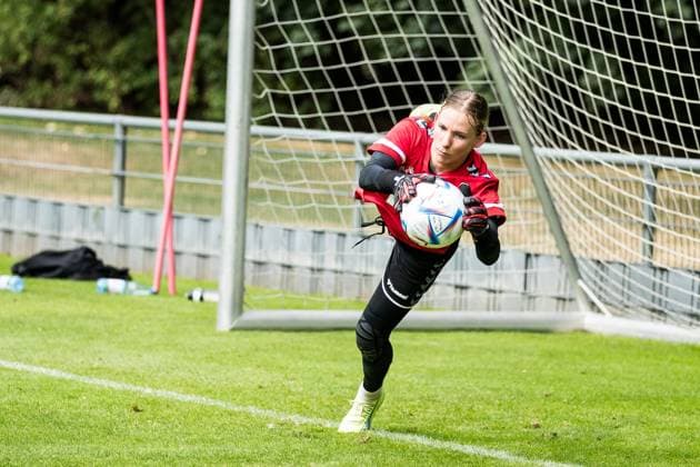 Training 1. FC Koeln Frauen; 21.07.2023 Jasmin Pal (1. FC Koeln, 1) springt nach dem Ball Training 1. FC Koeln Frauen; Geissbockheim, 21.07.2023 Copyright: xBEAUTIFULxSPORTS Wunderlx