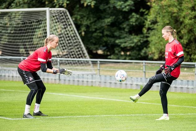 Training 1. FC Koeln Frauen; 21.07.2023 Paula Hoppe (1. FC Koeln, 12) und Jasmin Pal (1. FC Koeln, 1) Training 1. FC Koeln Frauen; Geissbockheim, 21.07.2023 Copyright: xBEAUTIFULxSPORTS Wunderlx