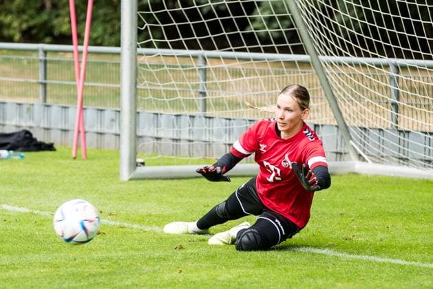 Training 1. FC Koeln Frauen; 21.07.2023 Jasmin Pal (1. FC Koeln, 1) springt nach dem Ball Training 1. FC Koeln Frauen; Geissbockheim, 21.07.2023 Copyright: xBEAUTIFULxSPORTS Wunderlx