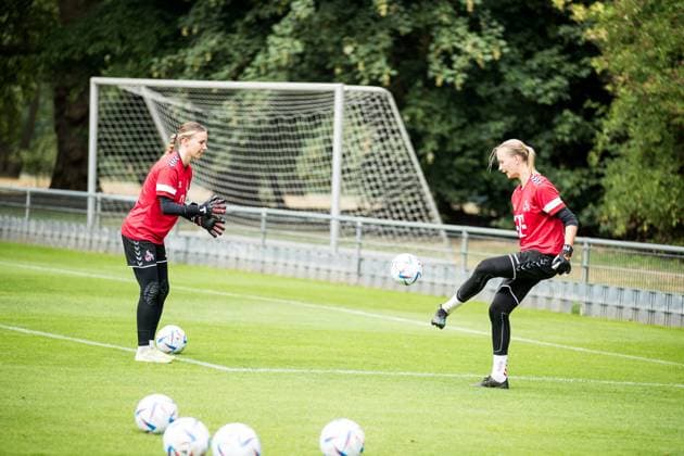 Training 1. FC Koeln Frauen; 21.07.2023 Jasmin Pal (1. FC Koeln, 1) wirft, Paula Hoppe (1. FC Koeln, 12) nimmt den Ball an Training 1. FC Koeln Frauen; Geissbockheim, 21.07.2023 Copyright: xBEAUTIFULxSPORTS Wunderlx