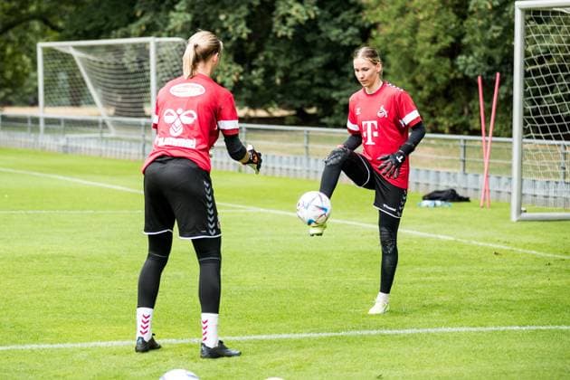 Training 1. FC Koeln Frauen; 21.07.2023 Jasmin Pal (1. FC Koeln, 1) nimmt den Ball an Training 1. FC Koeln Frauen; Geissbockheim, 21.07.2023 Copyright: xBEAUTIFULxSPORTS Wunderlx