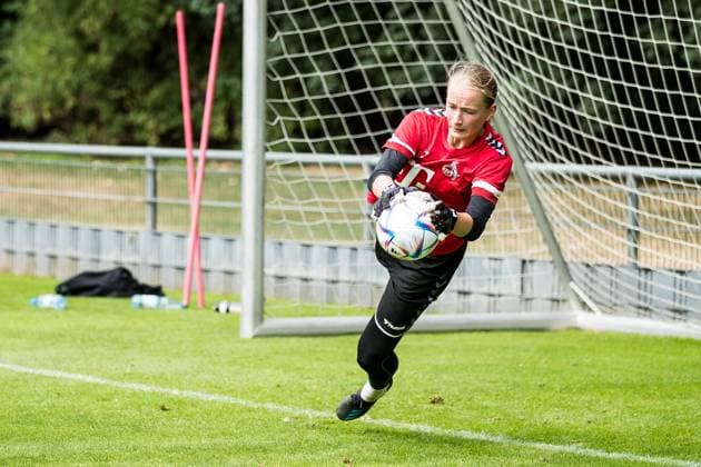Training 1. FC Koeln Frauen; 21.07.2023 Paula Hoppe (1. FC Koeln, 12) haelt den Ball Training 1. FC Koeln Frauen; Geissbockheim, 21.07.2023 Copyright: xBEAUTIFULxSPORTS Wunderlx