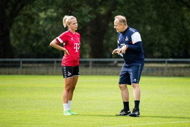 Training 1. FC Koeln Frauen; 21.07.2023 Celina Degen (1. FC Koeln, 5) im Gespraech mit Daniel Weber (Trainer 1. FC Koeln) Training 1. FC Koeln Frauen; Geissbockheim, 21.07.2023 Copyright: xBEAUTIFULxSPORTS Wunderlx