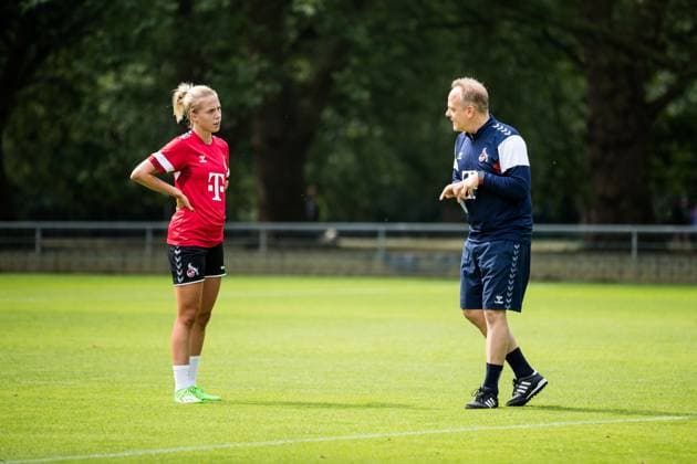 Training 1. FC Koeln Frauen; 21.07.2023 Celina Degen (1. FC Koeln, 5) im Gespraech mit Daniel Weber (Trainer 1. FC Koeln) Training 1. FC Koeln Frauen; Geissbockheim, 21.07.2023 Copyright: xBEAUTIFULxSPORTS Wunderlx