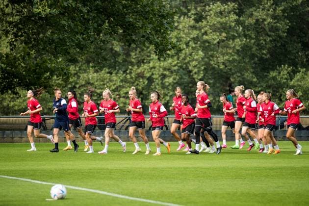 Training 1. FC Koeln Frauen; 21.07.2023 Warmlaufen Training 1. FC Koeln Frauen; Geissbockheim, 21.07.2023 Copyright: xBEAUTIFULxSPORTS Wunderlx
