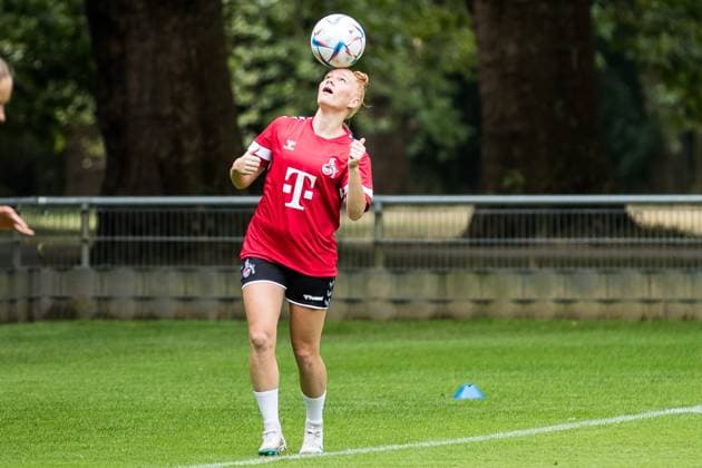 Training 1. FC Koeln Frauen; 21.07.2023 Laura Vogt (1. FC Koeln, 8) balanciert den Ball auf dem Kopf Training 1. FC Koeln Frauen; Geissbockheim, 21.07.2023 Copyright: xBEAUTIFULxSPORTS Wunderlx