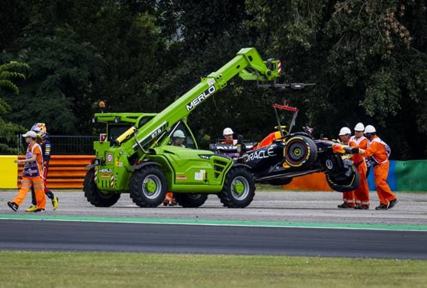 BUDAPEST - Sergio Perez (Red Bull Racing) crashes during the 1st free practice session at the Hungaroring Circuit in the run-up to the Hungarian Grand Prix. ANP REMKO DE WAAL xVIxANPxSportx xxANPxIVx 474004953 originalFilename: 474004953.jpg