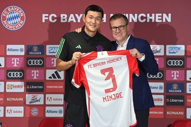 Sport Themen der Woche KW29 Sport Bilder des Tages Minjae KIM (FC Bayern Muenchen) mit Jan Christian DREESEN (Vorstandsvorsitzender FCB),praesentieren das Trikot mit der Nummer 3. Offizielle Vorstellung Minjae KIM (FC Bayern Muenchen) am 21.07.2023 in Muenchen. Fussball 1. Bundesliga,Saison 2023 2024. *** Minjae KIM FC Bayern Muenchen with Jan Christian DREESEN CEO FCB ,present the jersey with the number 3 Official presentation Minjae KIM FC Bayern Muenchen on 21 07 2023 in Munich Football 1 Bundesliga,season 2023 2024