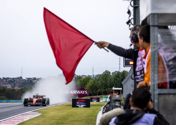 Sport Bilder des Tages BUDAPEST - Carlos Sainz (Ferrari) drives past a red flag during 1st free practice on the Hungaroring Circuit ahead of the Hungarian Grand Prix. ANP REMKO DE WAAL xVIxANPxSportx xxANPxIVx 474008228 originalFilename: 474008228.jpg