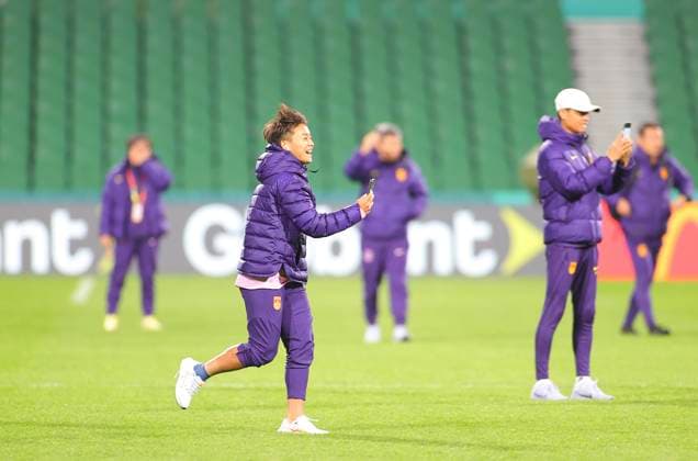 (230721) -- PERTH, July 21, 2023 -- China s Wang Shuang runs during the stadium familiarisation one day ahead of the group D match between Denmark and China at the 2023 FIFA Women s World Cup in Perth, Australia, July 21, 2023. ) (SP)AUSTRALIA-PERTH-2023 FIFA WOMEN S WORLD CUP-GROUP D-CHINA STADIUM FAMILIARISATION DingxXu 