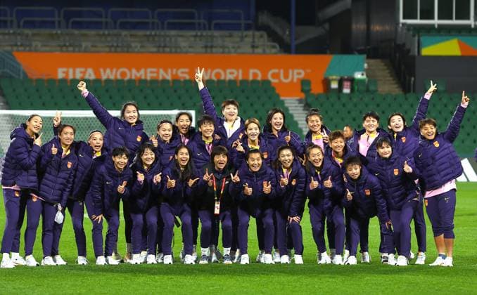 (230721) -- PERTH, July 21, 2023 -- Team China pose for photos during the stadium familiarisation one day ahead of the group D match between Denmark and China at the 2023 FIFA Women s World Cup in Perth, Australia, July 21, 2023. ) (SP)AUSTRALIA-PERTH-2023 FIFA WOMEN S WORLD CUP-GROUP D-CHINA STADIUM FAMILIARISATION DingxXu 