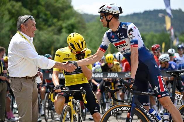 Tour de France 2023 - Stage 19 POLIGNY, FRANCE - JULY 21 : Merckx Eddy (BEL) Cycling Legend, Vingegaard Jonas (DEN) of Jumbo-Visma, Asgreen Kasper (DEN) of Soudal - Quick Step during stage 19 of the 110th edition of the Tour de France 2023 cycling race, a stage of 173 kms with start in Moirans-en-Montagne and finish in Poligny on July 21, 2023 in Poligny, France, 21 07 2023 ( Motordriver Kenny Verfaillie - Poligny France  Copyright: xNicoxVereeckenx