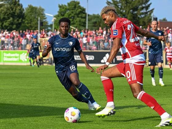 Jordi Osei-Tutu (VfL Bochum, 18) laeuft Jamil Siebert (Fortuna Duesseldorf, 20) an und setzt ihn unter Druck. Dahinter Lukas Daschner (VfL Bochum, 13). Fortuna Duesseldorf vs. VfL Bochum, Fussball, Testspiel, Saisonvorbereitung, Saison 2023 2024, 21.07.2023 DFB DFL Regulations prohibit any use of Photographs as image sequences and or quasi-video Fortuna Duesseldorf vs. VfL Bochum, Fussball, Testspiel, Saisonvorbereitung, Saison 2023 2024, 21.07.2023 Duesseldorf *** Jordi Osei Tutu VfL Bochum, 18 runs at Jamil Siebert Fortuna Duesseldorf, 20 and puts him under pressure Behind Lukas Daschner VfL Bochum, 13 Fortuna Duesseldorf vs VfL Bochum, football, test match, pre-season, Saison 2023 2024, 21 07 2023 DFB DFL Regulations prohibit any use of Photographs as image sequences and or quasi video Fortuna Duesseldorf vs VfL Bochum, Football, Test match, Season preparation, Saison 2023 2024, 21 07 2023 Duesseldorf Copyright: xEibner-Pressefoto ThomasxHaeslerx EP_EER