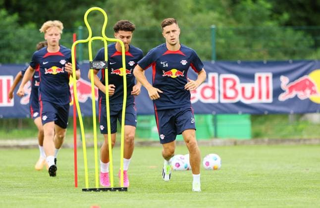 RB Leipzig - Italien Trainingslager Bruneck, 21.07.2023, Sportpark Reiperting Reischach, Fussball, RB Leipzig (GER Bundesliga) - Trainingslager in Südtirol Italien , Im Bild v.l.: Lenny Hennig, Aris Bayindir und Christoph Baumgartner ,