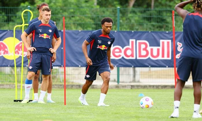 RB Leipzig - Italien Trainingslager Bruneck, 21.07.2023, Sportpark Reiperting Reischach, Fussball, RB Leipzig (GER Bundesliga) - Trainingslager in Südtirol Italien , Im Bild v.l.: Willi Orban und Lois Openda ,