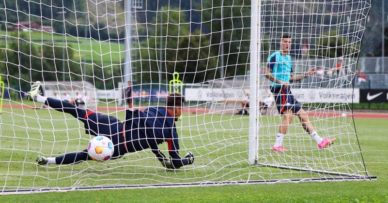 RB Leipzig - Italien Trainingslager Bruneck, 21.07.2023, Sportpark Reiperting Reischach, Fussball, RB Leipzig (GER Bundesliga) - Trainingslager in Südtirol Italien , Im Bild : Tor. Benjamin Sesko trifft gegen Torwart Janis Blaswich ,