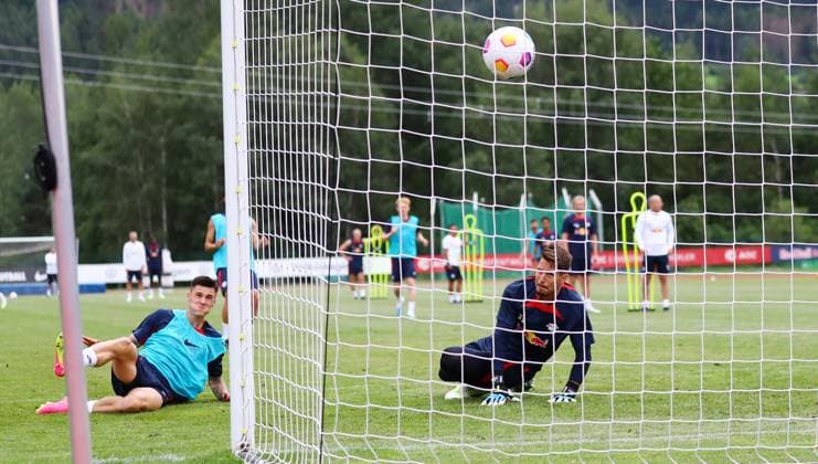 RB Leipzig - Italien Trainingslager Bruneck, 21.07.2023, Sportpark Reiperting Reischach, Fussball, RB Leipzig (GER Bundesliga) - Trainingslager in Südtirol Italien , Im Bild : Tor. Benjamin Sesko trifft gegen Torwart Janis Blaswich ,