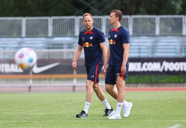 RB Leipzig - Italien Trainingslager Bruneck, 21.07.2023, Sportpark Reiperting Reischach, Fussball, RB Leipzig (GER Bundesliga) - Trainingslager in Südtirol Italien , Im Bild v.l.: Torwart Peter Gulacsi und Lukas Klostermann ,