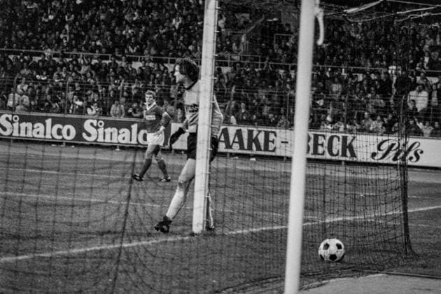 Werder Bremen - Rot-Weiß Erfurt, Freundschaftsspiel 19.04.1983, Tor Bremen Weserstadion Deutschland *** Werder Bremen Rot Weiß Erfurt, friendly match 19 04 1983, goal Bremen Weserstadion Germany AK Werder - Rot-WeiÃ? Erfurt 19.04.1983 LR-0593
