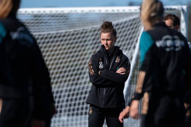 Marina Hegering (Deutschland, 05) beobachtet das Training und kann wegen ihrer Verletzung nicht trainieren, AUS, Training DFB Frauen Nationalmannschaft Deutschland, FIFA Frauen Fussball Weltmeisterschaft Australien 2023, 22.07.2023 AUS, Training DFB Frauen Nationalmannschaft Deutschland, FIFA Frauen Fussball Weltmeisterschaft Australien 2023, 22.07.2023 Tuggerah Copyright: xEibner-Pressefoto Memmlerx EP_MMR