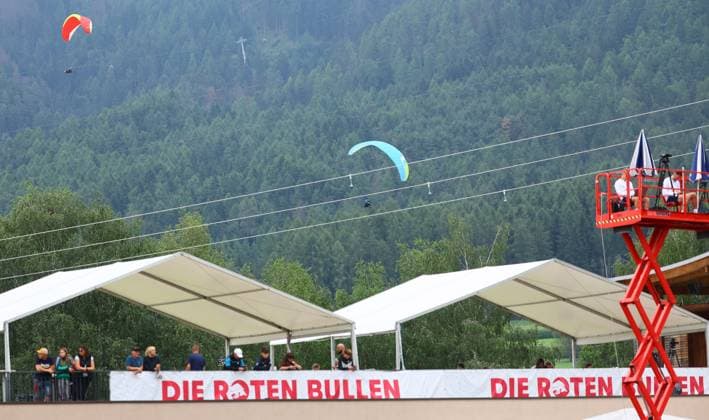 RB Leipzig - Italien Trainingslager Bruneck, 21.07.2023, Sportpark Reiperting Reischach, Fussball, RB Leipzig (GER Bundesliga) - Trainingslager in Südtirol Italien , Im Bild: Gleitschirmflieger über dem Trainingsplatz ,