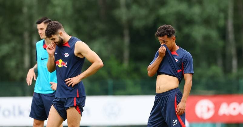 RB Leipzig - Italien Trainingslager Bruneck, 21.07.2023, Sportpark Reiperting Reischach, Fussball, RB Leipzig (GER Bundesliga) - Trainingslager in Südtirol Italien , Im Bild v.l.: Josko Gvardiol (32, RB Leipzig) und Fabio Cavalho (18, RB Leipzig) ,