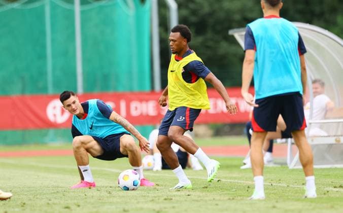 RB Leipzig - Italien Trainingslager Bruneck, 21.07.2023, Sportpark Reiperting Reischach, Fussball, RB Leipzig (GER Bundesliga) - Trainingslager in Südtirol Italien , Im Bild v.l.: Benjamin Sesko (30, RB Leipzig) und Lois Openda (17, RB Leipzig) ,