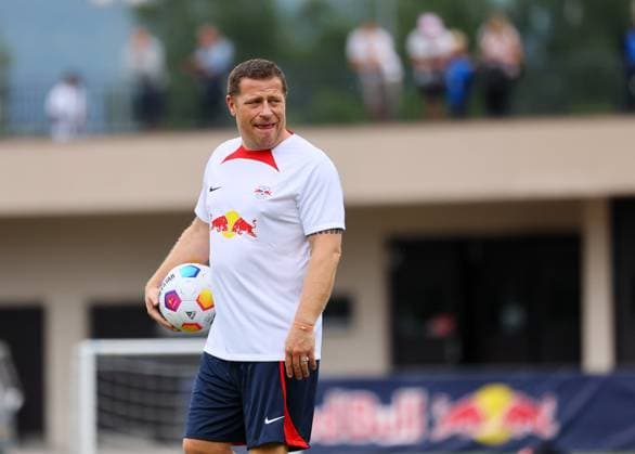 RB Leipzig - Italien Trainingslager Bruneck, 21.07.2023, Sportpark Reiperting Reischach, Fussball, RB Leipzig (GER Bundesliga) - Trainingslager in Südtirol Italien , Im Bild: Max Eberl (RB Leipzig Sportvorstand) am Ball ,