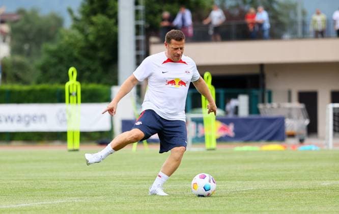 RB Leipzig - Italien Trainingslager Bruneck, 21.07.2023, Sportpark Reiperting Reischach, Fussball, RB Leipzig (GER Bundesliga) - Trainingslager in Südtirol Italien , Im Bild: Max Eberl (RB Leipzig Sportvorstand) am Ball ,