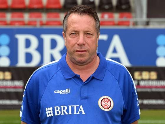 21.07.2023, xjhx, Fussball 2.Bundesliga, SV Wehen Wiesbaden Fototermin Saison 2023 24 emspor, Cheftrainer Markus Kauczinski ; SV Wehen Wiesbaden; 2.BL, Porträttermin 2023 2024 (DFL DFB REGULATIONS PROHIBIT ANY USE OF PHOTOGRAPHS as IMAGE SEQUENCES and or QUASI-VIDEO) Wiesbaden