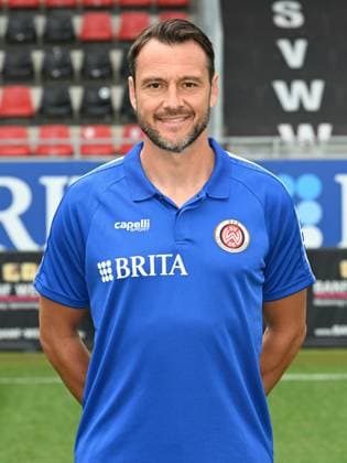 21.07.2023, xjhx, Fussball 2.Bundesliga, SV Wehen Wiesbaden Fototermin Saison 2023 24 emspor, Co-Trainer Nils Döring; SV Wehen Wiesbaden; 2.BL, Porträttermin 2023 2024 (DFL DFB REGULATIONS PROHIBIT ANY USE OF PHOTOGRAPHS as IMAGE SEQUENCES and or QUASI-VIDEO) Wiesbaden