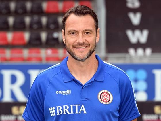 21.07.2023, xjhx, Fussball 2.Bundesliga, SV Wehen Wiesbaden Fototermin Saison 2023 24 emspor, Co-Trainer Nils Döring; SV Wehen Wiesbaden; 2.BL, Porträttermin 2023 2024 (DFL DFB REGULATIONS PROHIBIT ANY USE OF PHOTOGRAPHS as IMAGE SEQUENCES and or QUASI-VIDEO) Wiesbaden