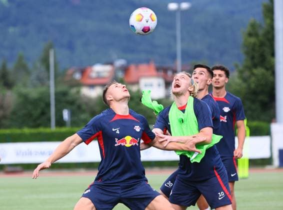 RB Leipzig - Italien Trainingslager Bruneck, 21.07.2023, Sportpark Reiperting Reischach, Fussball, RB Leipzig (GER Bundesliga) - Trainingslager in Südtirol Italien , Im Bild v.l.: Willi Orban, Emil Forsberg und Benjamin Sesko ,