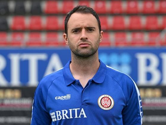 21.07.2023, xjhx, Fussball 2.Bundesliga, SV Wehen Wiesbaden Fototermin Saison 2023 24 emspor, Alex Ryan (Senior Athletik-Trainer); SV Wehen Wiesbaden; 2.BL, Porträttermin 2023 2024 (DFL DFB REGULATIONS PROHIBIT ANY USE OF PHOTOGRAPHS as IMAGE SEQUENCES and or QUASI-VIDEO) Wiesbaden