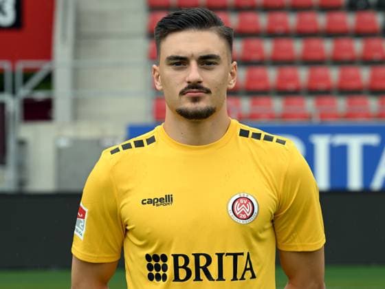 21.07.2023, xjhx, Fussball 2.Bundesliga, SV Wehen Wiesbaden Fototermin Saison 2023 24 emspor, Arthur Lyska (1); SV Wehen Wiesbaden; 2.BL, Porträttermin 2023 2024 (DFL DFB REGULATIONS PROHIBIT ANY USE OF PHOTOGRAPHS as IMAGE SEQUENCES and or QUASI-VIDEO) Wiesbaden