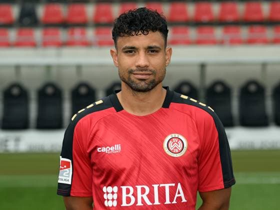 21.07.2023, xjhx, Fussball 2.Bundesliga, SV Wehen Wiesbaden Fototermin Saison 2023 24 emspor, Kianz Froese (30); SV Wehen Wiesbaden; 2.BL, Porträttermin 2023 2024 (DFL DFB REGULATIONS PROHIBIT ANY USE OF PHOTOGRAPHS as IMAGE SEQUENCES and or QUASI-VIDEO) Wiesbaden