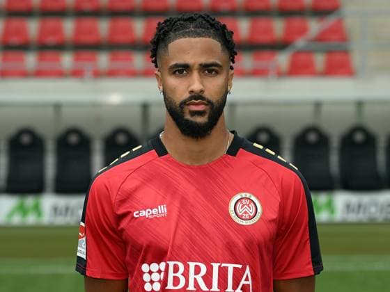 21.07.2023, xjhx, Fussball 2.Bundesliga, SV Wehen Wiesbaden Fototermin Saison 2023 24 emspor, Keanan Bennetts (11); SV Wehen Wiesbaden; 2.BL, Porträttermin 2023 2024 (DFL DFB REGULATIONS PROHIBIT ANY USE OF PHOTOGRAPHS as IMAGE SEQUENCES and or QUASI-VIDEO) Wiesbaden