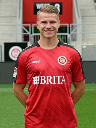 21.07.2023, xjhx, Fussball 2.Bundesliga, SV Wehen Wiesbaden Fototermin Saison 2023 24 emspor, Florian Carstens (17); SV Wehen Wiesbaden; 2.BL, Porträttermin 2023 2024 (DFL DFB REGULATIONS PROHIBIT ANY USE OF PHOTOGRAPHS as IMAGE SEQUENCES and or QUASI-VIDEO) Wiesbaden