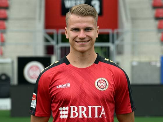 21.07.2023, xjhx, Fussball 2.Bundesliga, SV Wehen Wiesbaden Fototermin Saison 2023 24 emspor, Florian Carstens (17); SV Wehen Wiesbaden; 2.BL, Porträttermin 2023 2024 (DFL DFB REGULATIONS PROHIBIT ANY USE OF PHOTOGRAPHS as IMAGE SEQUENCES and or QUASI-VIDEO) Wiesbaden